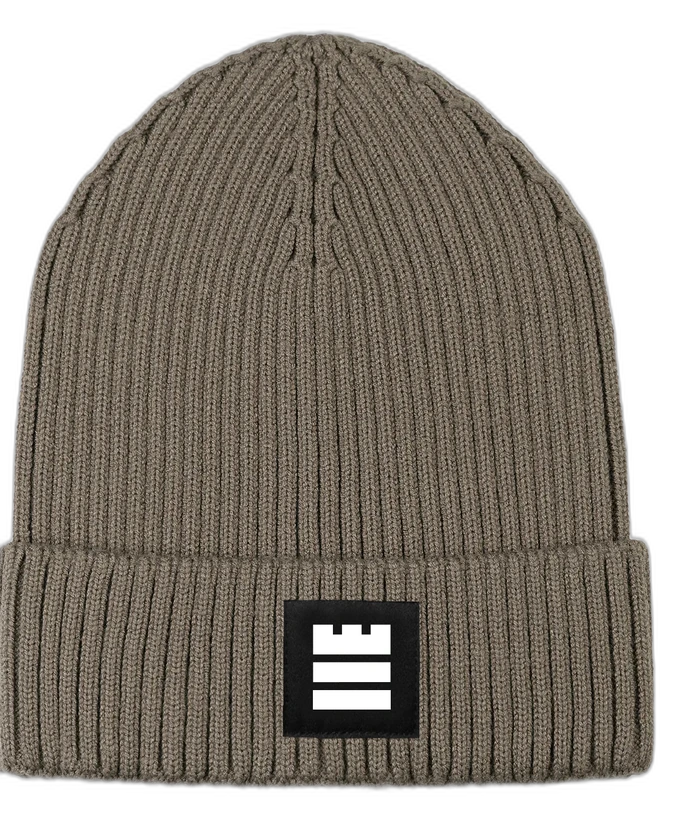 Premium ribbed toque with woven tag